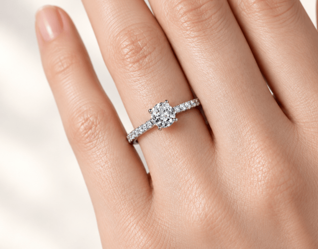 クッションカットダイヤモンドを留めた婚約指輪の着用画像