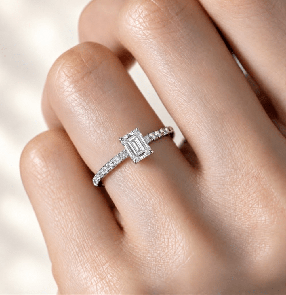 エメラルドカットのダイヤモンドを留めた婚約指輪の着用イメージ